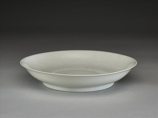 甜白釉雲龍紋盤