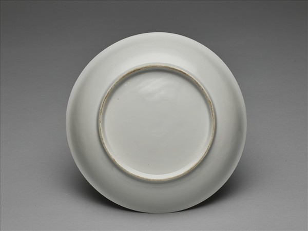 甜白釉雲龍紋盤