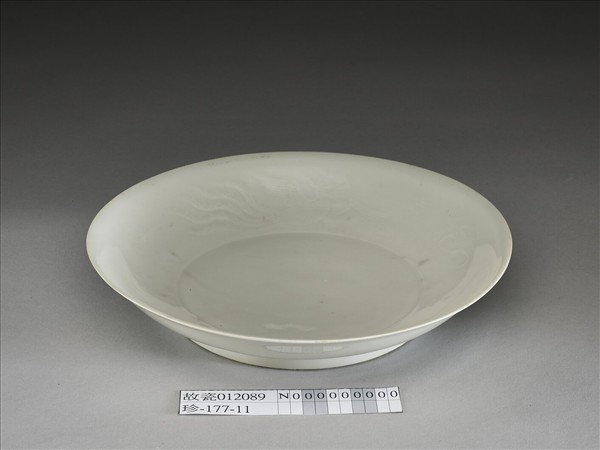 甜白釉雲鳳紋盤