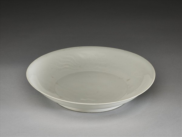 甜白釉雲鳳紋盤