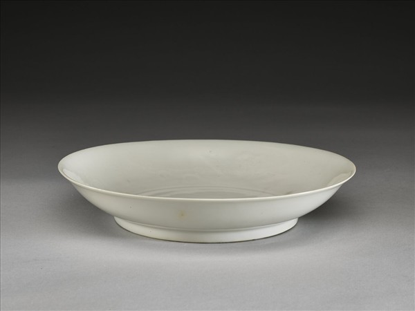 甜白釉雲鳳紋盤