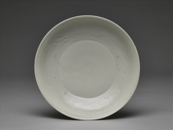 甜白釉雲鳳紋盤