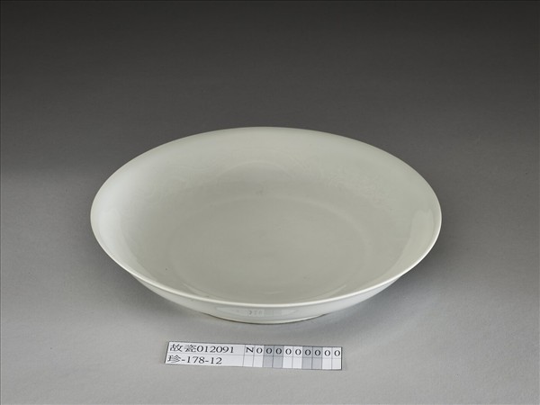 甜白釉雲龍紋盤