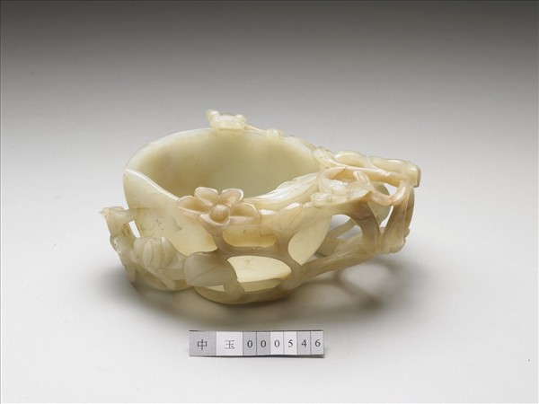 玉螭虎連枝桃式洗