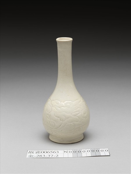 白瓷劃花靈芝紋瓶