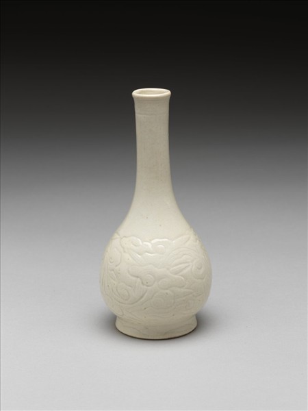 白瓷劃花靈芝紋瓶