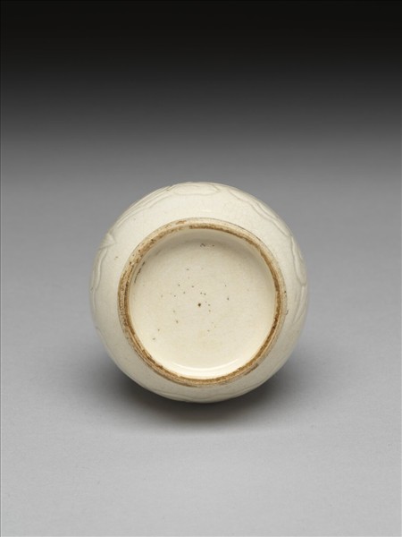 白瓷劃花靈芝紋瓶