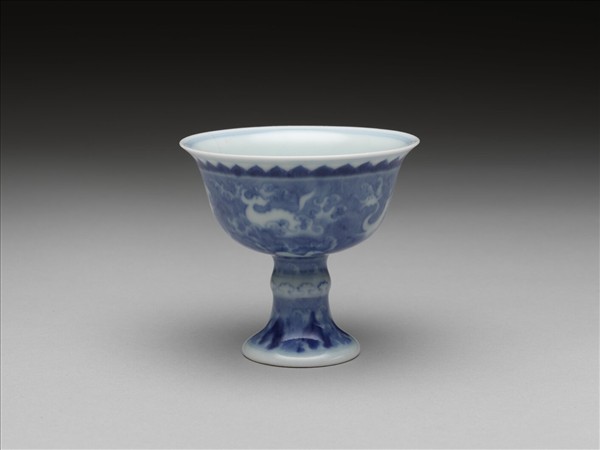青花波濤海獸紋高足杯