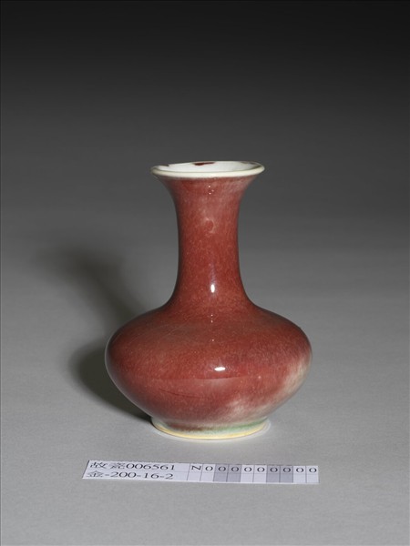 霽紅釉撇口瓶