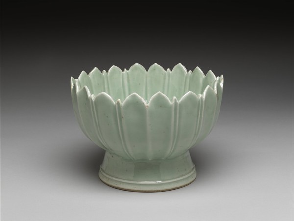 青瓷蓮花式高足碗