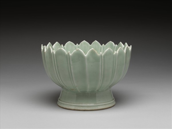 青瓷蓮花式高足碗