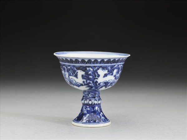 青花波濤海獸紋高足杯
