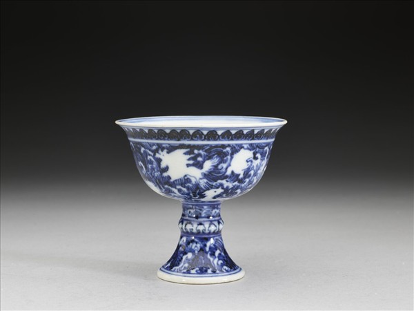 青花波濤海獸紋高足杯