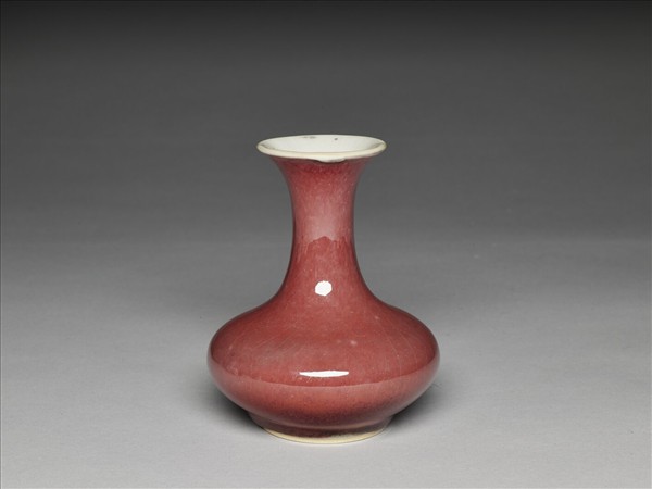 霽紅釉撇口瓶