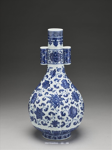 青花花卉紋瓜稜貫耳瓶