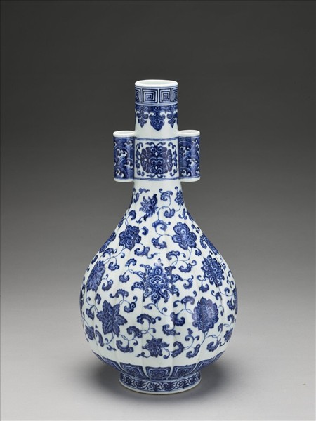 青花花卉紋瓜稜貫耳瓶