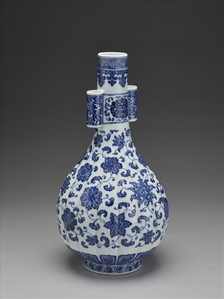 青花花卉紋瓜稜貫耳瓶