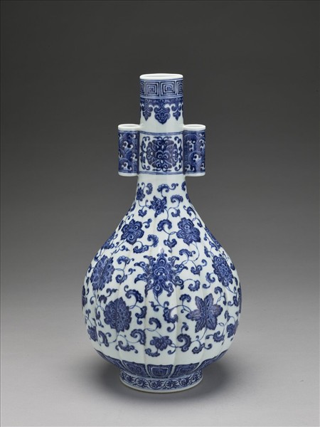 青花花卉紋瓜稜貫耳瓶