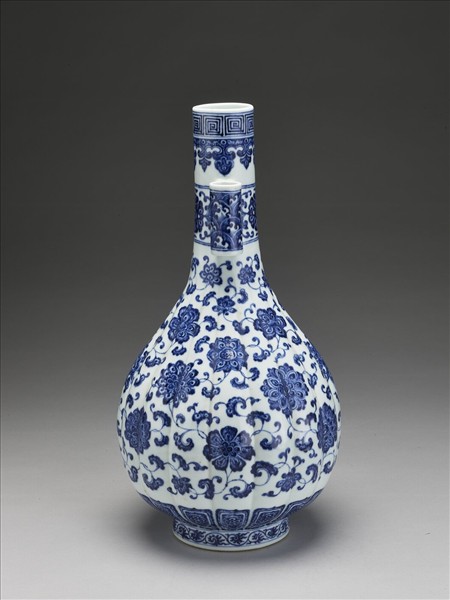 青花花卉紋瓜稜貫耳瓶