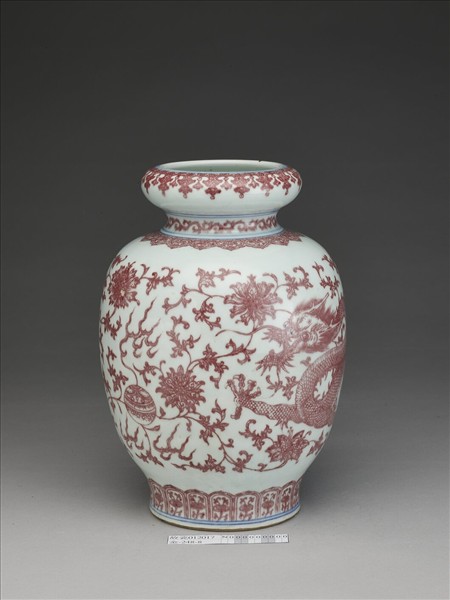 釉裡紅穿花龍紋瓶