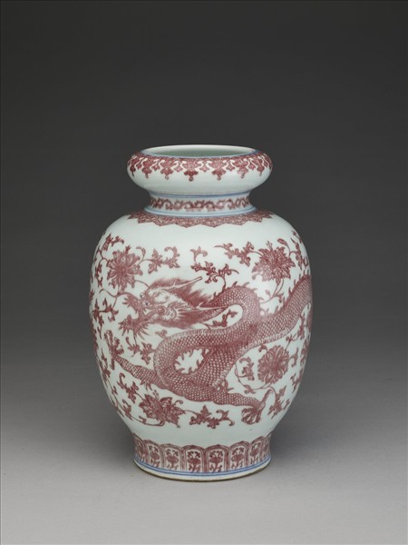 釉裡紅穿花龍紋瓶