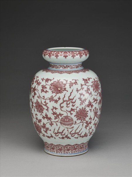 釉裡紅穿花龍紋瓶