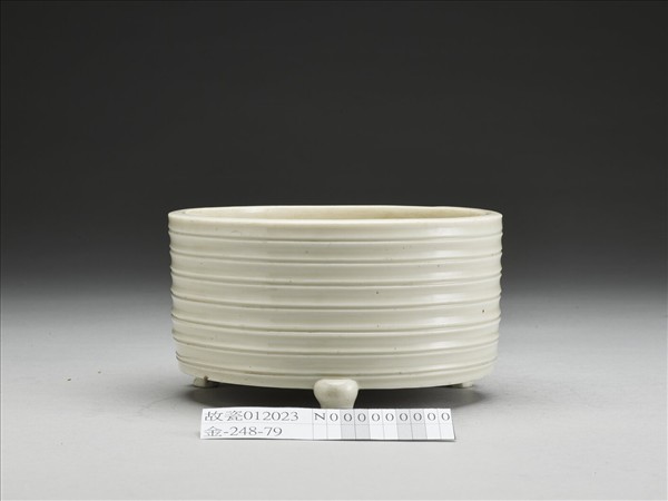 德化窯 白瓷弦紋三足爐