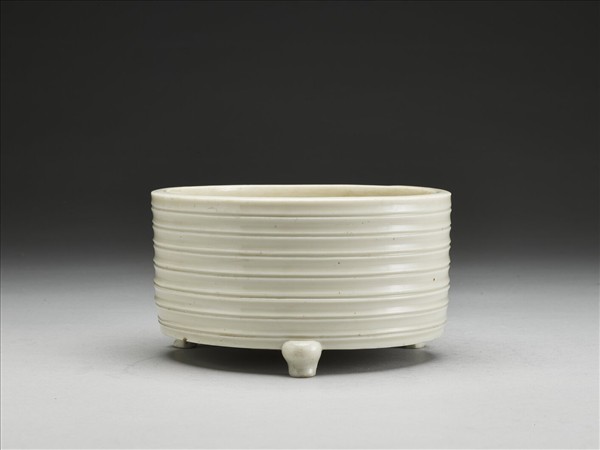 德化窯 白瓷弦紋三足爐