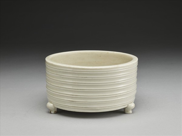 德化窯 白瓷弦紋三足爐