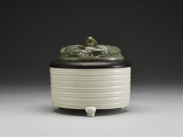 德化窯 白瓷弦紋三足爐