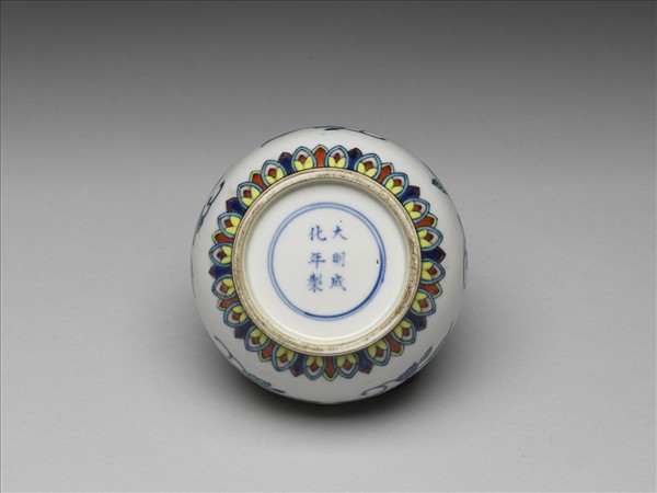 鬥彩花卉紋蓋罐