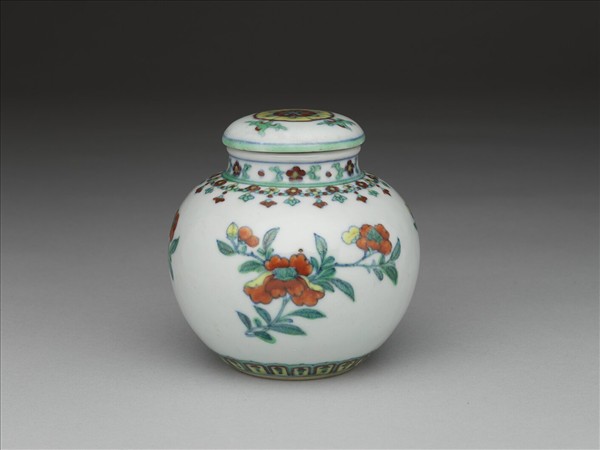 鬥彩花卉紋蓋罐