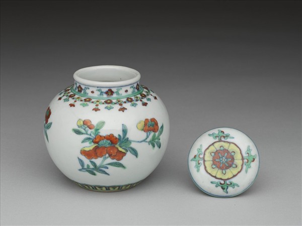 鬥彩花卉紋蓋罐