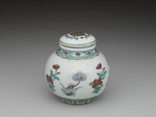 鬥彩靈芝花卉紋蓋罐
