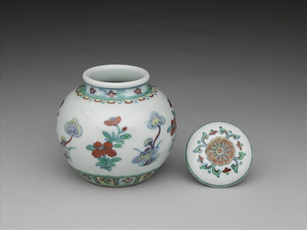 鬥彩靈芝花卉紋蓋罐