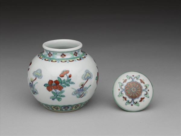 鬥彩靈芝花卉紋蓋罐