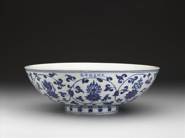 青花蓮托八吉祥紋碗