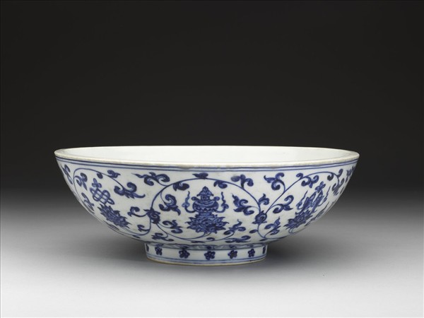 青花蓮托八吉祥紋碗