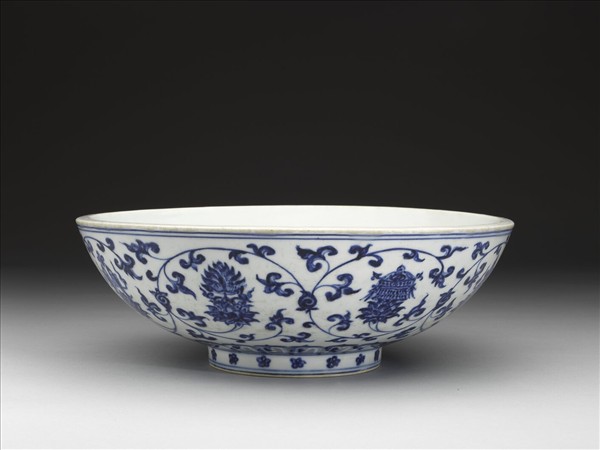 青花蓮托八吉祥紋碗