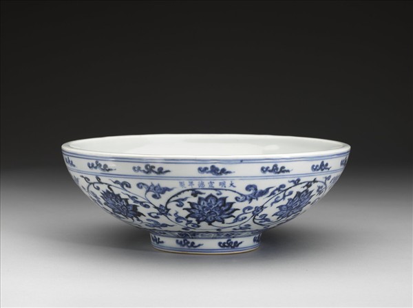 青花纏枝蓮紋碗