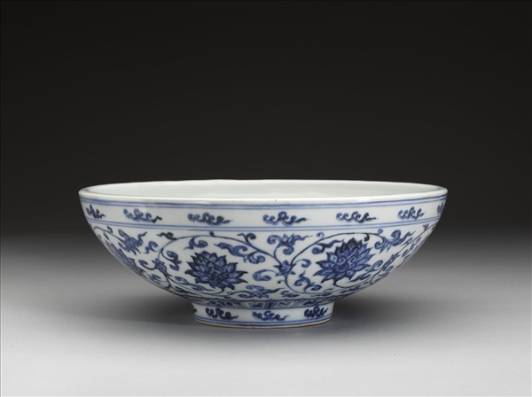 青花纏枝蓮紋碗