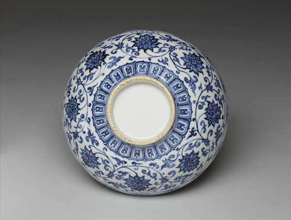 青花纏枝蓮紋碗