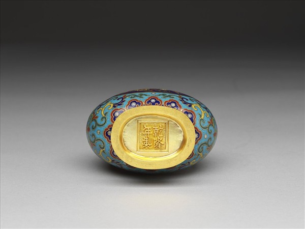 掐絲琺瑯異獸雙耳扁瓶