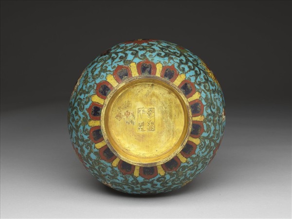 掐絲琺瑯番蓮紋玉壺春瓶