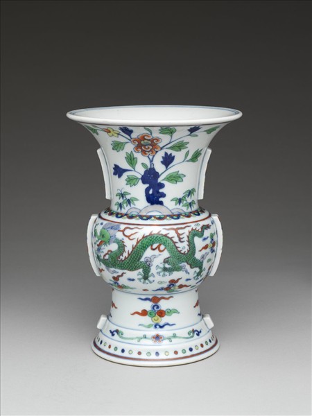 鬥彩花卉龍紋尊