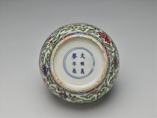 五彩雙龍戲珠紋蓋罐