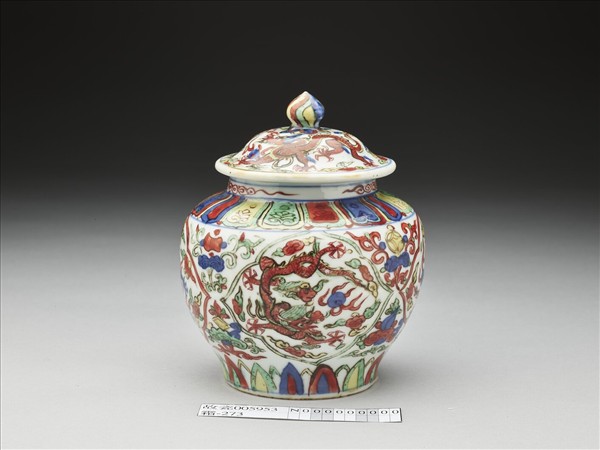 五彩雲龍紋蓋罐