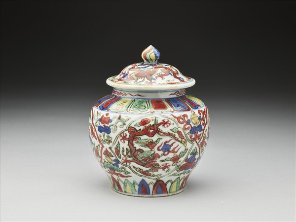五彩雲龍紋蓋罐