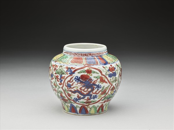 五彩雲龍紋蓋罐