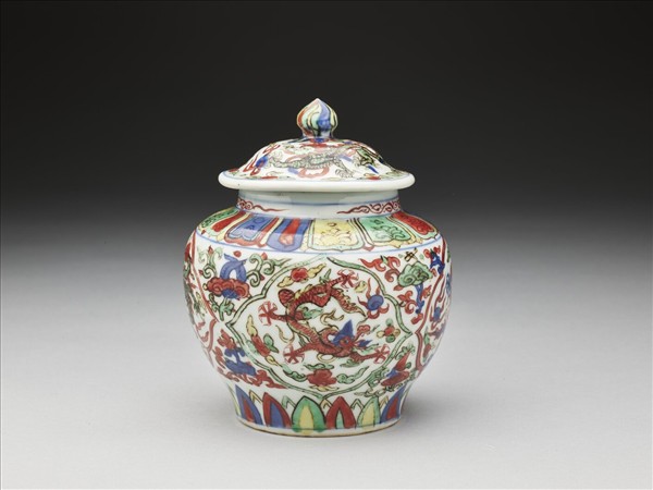 五彩雲龍紋蓋罐